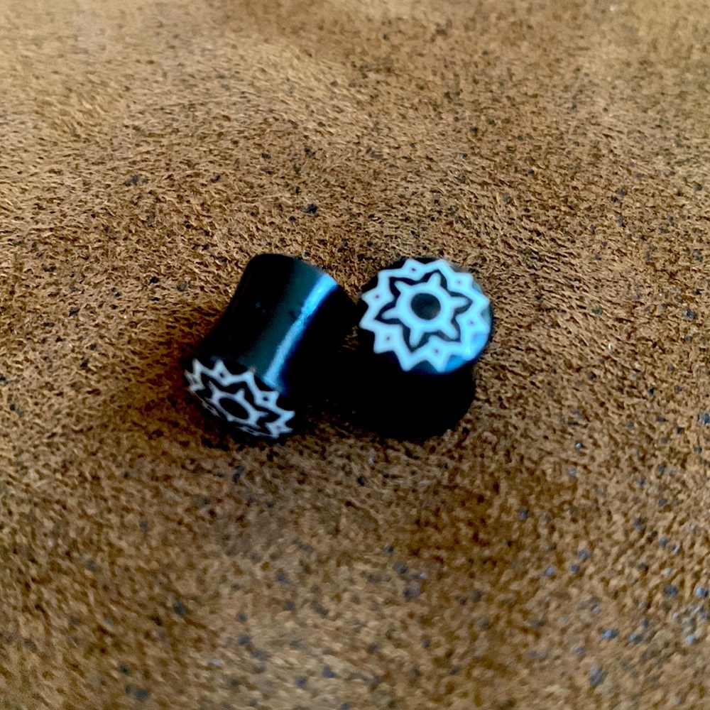 Black 0g plugs